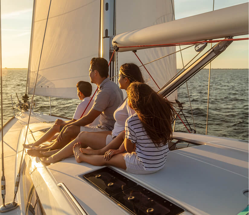 familia-disfrutanto-en-el-barco